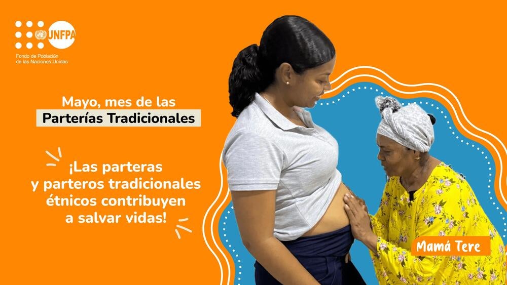 Fotografía de mamá Tere, partera tradicional tocando el estómago de mujer embarazada