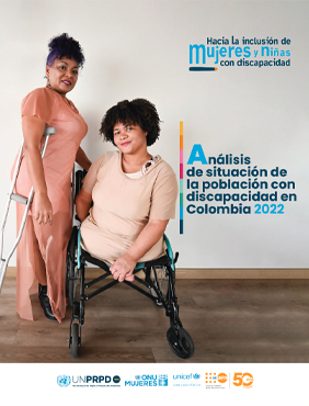dos mujeres con discapacidad fìsica, una de ellas de pie con muletas y la otra en silla de ruedas