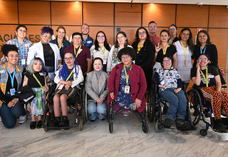 En la imagen un grupo de personas con y sin discapacidad en las oficinas de las Naciones Unidas en Bogotá.