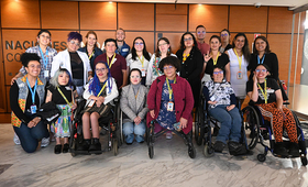 En la imagen un grupo de personas con y sin discapacidad en las oficinas de las Naciones Unidas en Bogotá.
