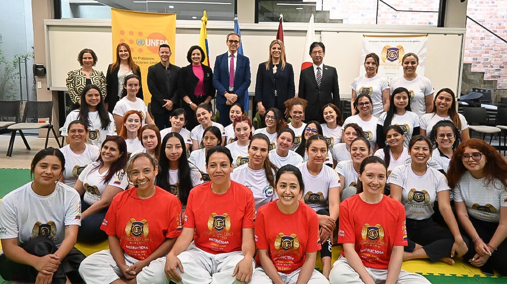 Grupo de jovenes junto con personas de UNFPA y la embajada de japon