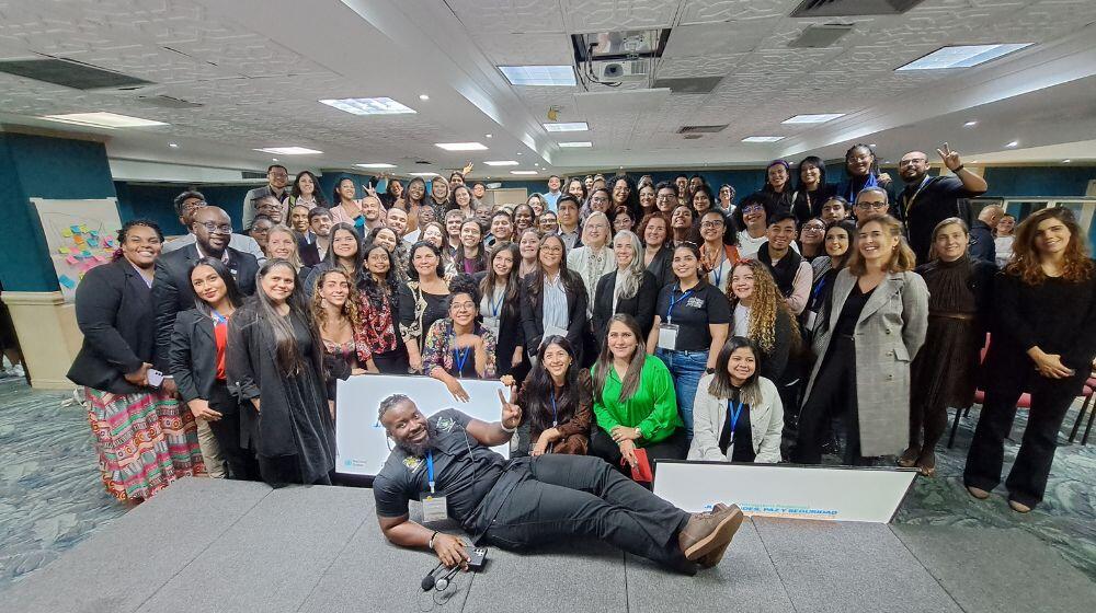 Imagen grupal con los y las jóvenes participantes en Encuentro Regional 