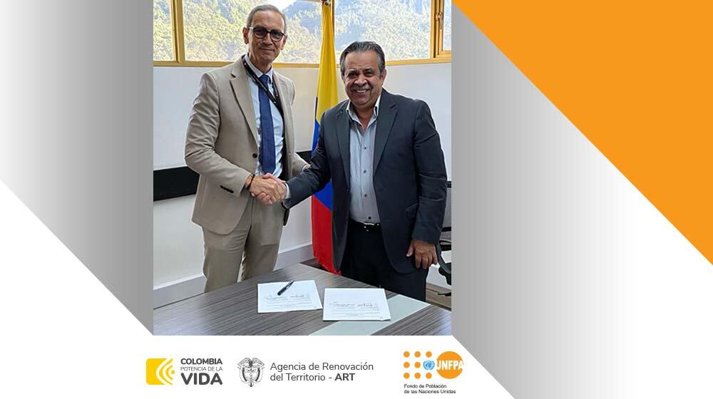 Representante de UNFPA y Director de ART se dan la mano tras la firma del acuerdo