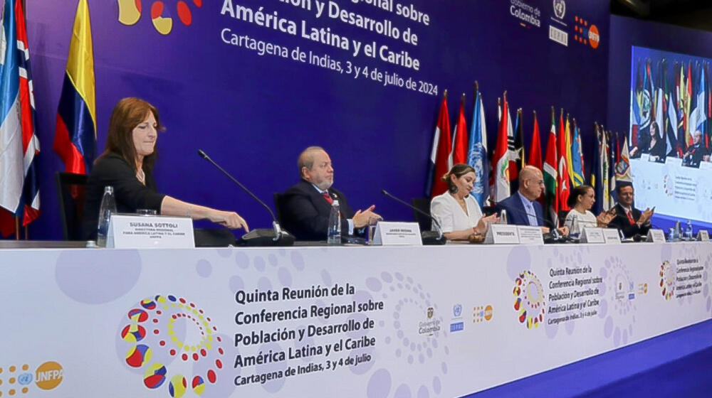 Mesa principal con altos dignatarios en clausura de la Quinta Conferencia Regional sobre Población y Desarrollo