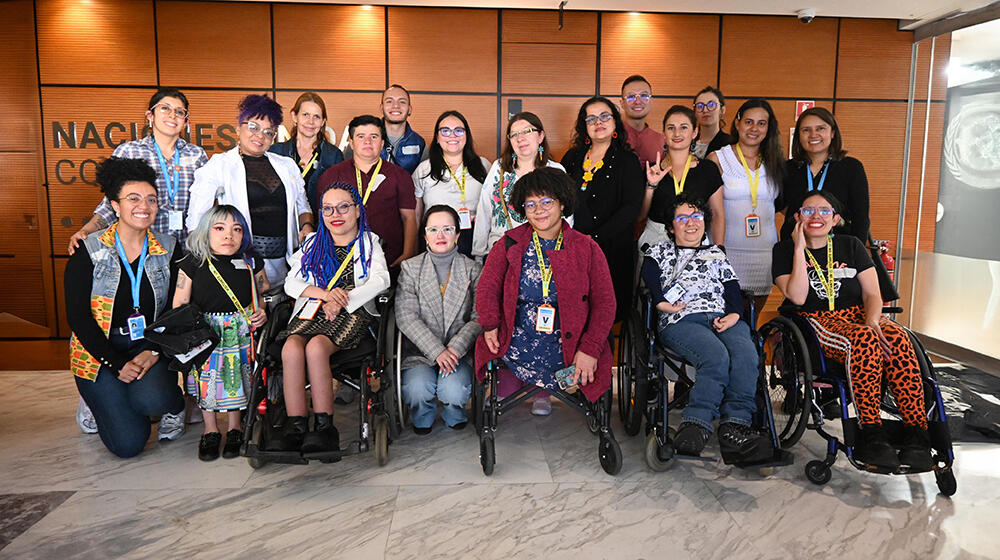 En la imagen un grupo de personas con y sin discapacidad en las oficinas de las Naciones Unidas en Bogotá.